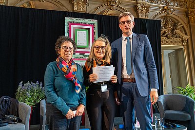 L’historienne et essayiste Annette Wieviorka, présidente du Prix 2024, et le Maire de Nancy, Président de la Métropole du Grand Nancy, Mathieu Klein, remettent le 22e Prix Livre et Droits Humains à Sophie Carquain pour Un papillon sur le bitume (L’Observatoire)