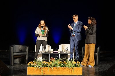 Rachida Brakni et Mathieu Klein applaudissent Neige Sinno qui porte son prix